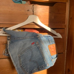 Levi’s Jeans Shorts - Strl 25 - Levis shorts, bra kvalitet. Nyköpta för 2 somrar sen men nu är de för små. Slitningar fram på låret.                                                                              BILLIGARE FRAKT VID KÖP AV FLER PLAGG🦋💜