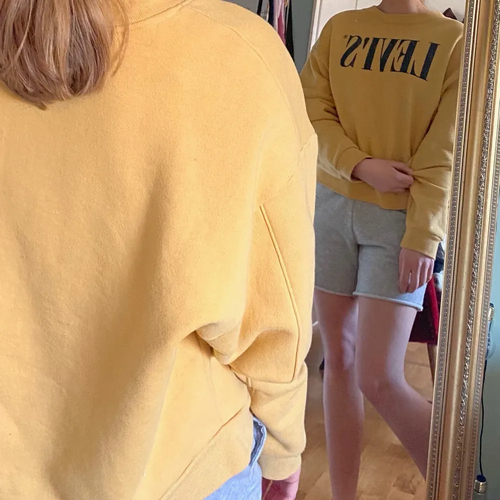 Jättefin sweatshirt i bra skick, använd ett fåtal ggr vilket är anledningen till att jag säljer. Sitter snyggt oversize och är en fin gul färg💛🧡. Tröjor & Koftor.