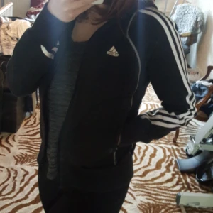 Adidas huvtröja - Skön adidas huvtröja! Frakt ingår i priset :)