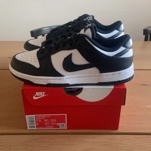 Nike dunk low black/white - Säljer mina Nike dunk low womens i storlek38,5. Helt nya med box och kvitto. Vill inte byta mot något. Priset är fast: 2000kr + frakt spårbart med postnord. 