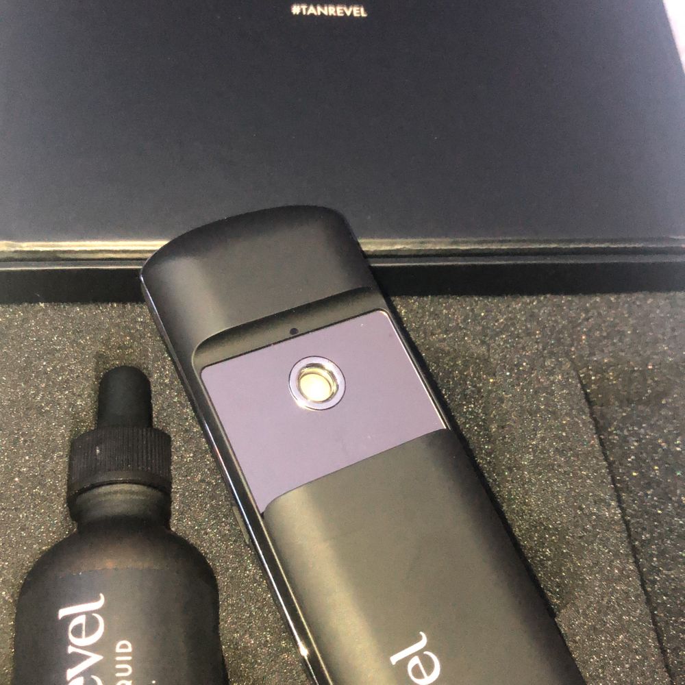Säljer mitt tanrevel kit!! Endast testat en gång! Laddarsladden medföljer (gick nyligen sönder) ej därav priset💙 däremot är det en vanlig sladd super enkel att hitta i din lokala teknik butik! Jag skickar kittet med maskinen laddad så att du kan använda den direkt!!!!. Övrigt.