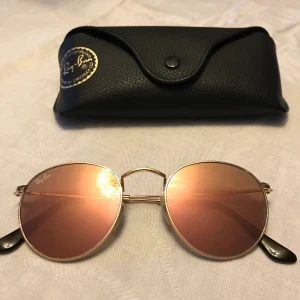 Ray Ban solglasögon  - Använda med i bra skick. Köptes på sysam för något år sedan. Nypris 1700kr. Frakt stor köparen för. 