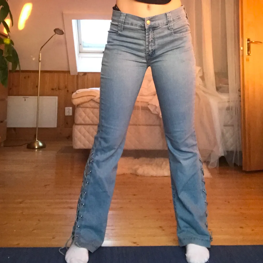 Cowboystyle🤠🤠 asnajs ljusblå bootcut jeans med snörning i benen! Kan göras tajtare elr lösare för ännu vidare ben! Lågmidjade som fasen 2000’s style 👌 och såklart superfina fickor på röven💞🙈 jag är 165 cm och de är perfekt längd, passar xs och s!🌸. Jeans & Byxor.