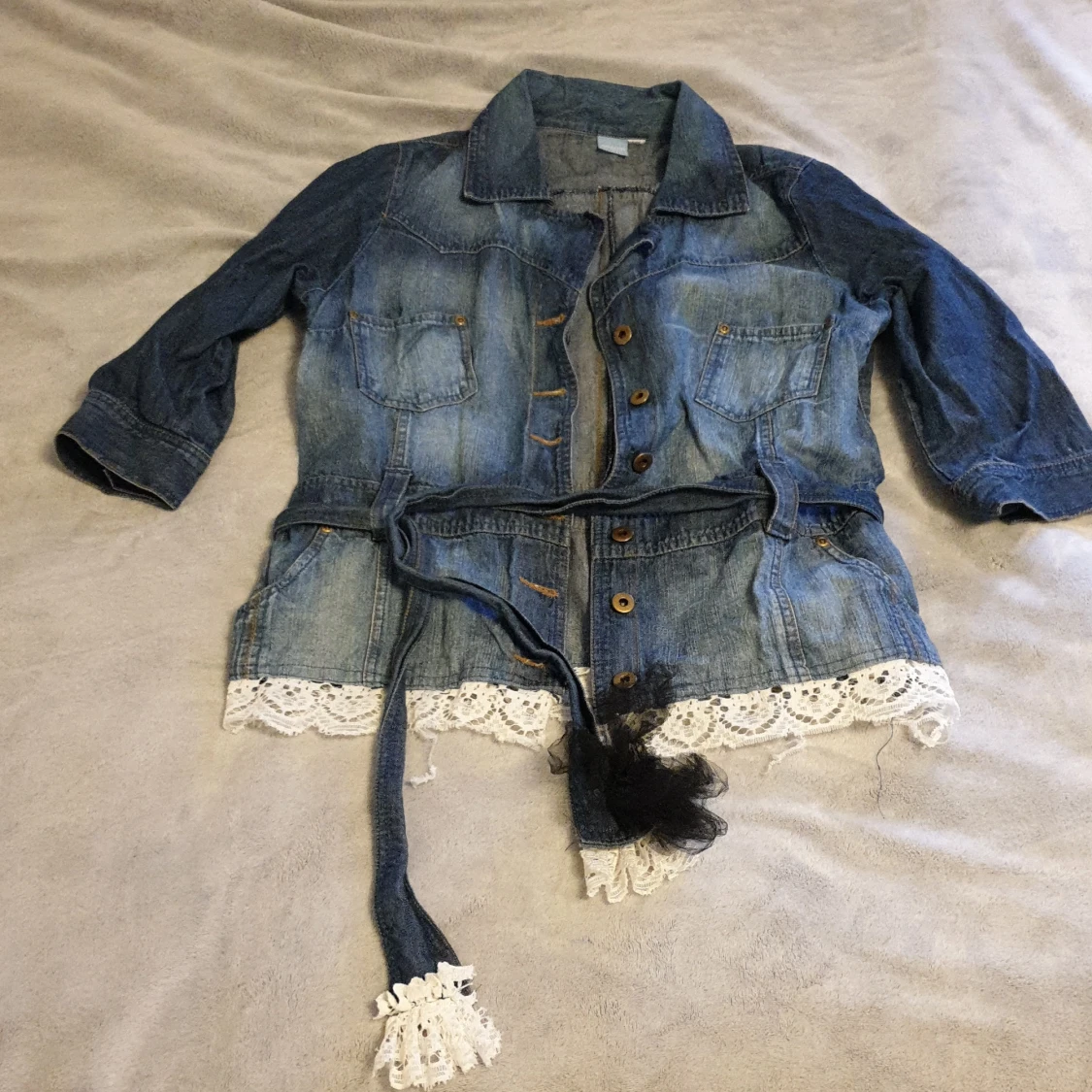 Jeansjacka/skjorta med spetskant