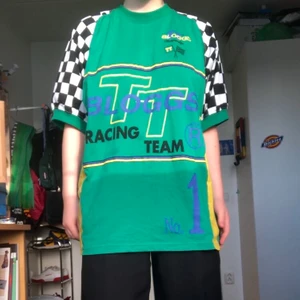 T-shirt  - Cool tröja köpt second hand men aldrig använts av mig. Den är i bra skick med ett tryck som är racerbil inspirerat. Trycker är ganska plastigt men märks bara av på de gula stora rutorna. Är i storlek m men ni kan se hur den sitter på mig med storlek xs-s, kan mötas upp annars tillkommer frakt.