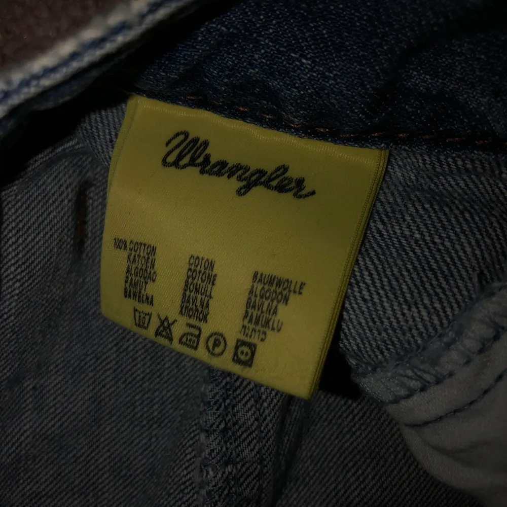 Sjukt trendiga Wrangler raka lågmidjade jeans! Passar mig i längden ca som är 164! Storlek 28/29 tror jag🤎 buda från 100. Jeans & Byxor.