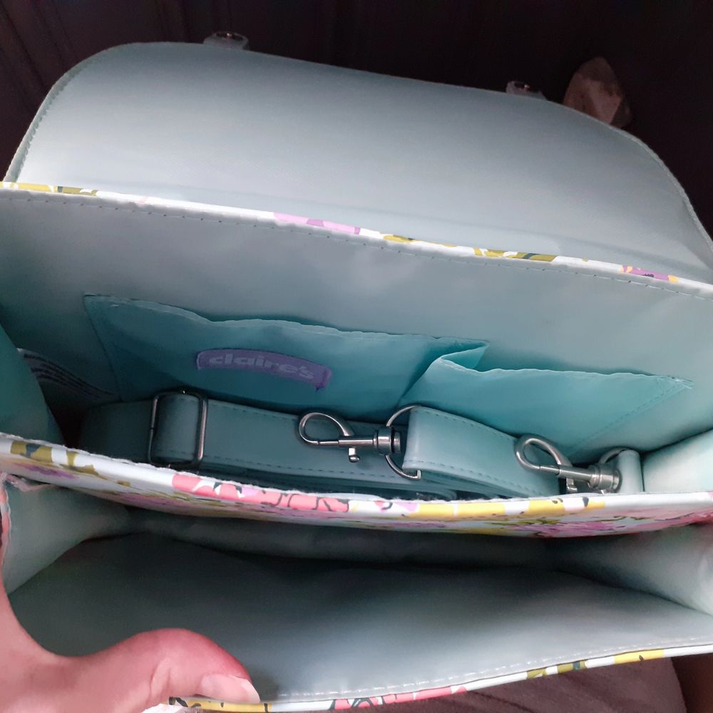 Underbar blommig väska som är slutsåld på Claire's sedan en lång tid tillbaka; nypris var 294:- Ett längre tillhörande väskband medföljer i väskan. Väskan är endast använd några få gånger och därav i fint skick💖En tydlig Vår och Sommardröm!🌸 Säljes då den används alldeles för sällan av mig. Frakt: 50kr(jag står för resten då vi delar på frakten).. Väskor.