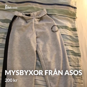 Mysbyxor  - Helt oanvända mysbyxor från Asos. Storlek S och är lite lådmijdade så sitter precis vid höfterna vilket är så sjukt snyggt!