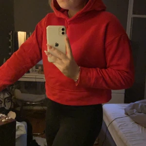 Röd lite kroppad hoodie från zara - Inte jätte använd på grund av obekväm över att bära rött. Bra skick och väldigt mysig❤️ köpt för 300-350kr ungefär❤️
