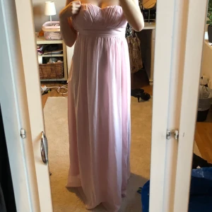 Axelbandslös balklänning i rosa, storlek 34 - Axelbandslös balklänning i ljusrosa, från Model Behaviour