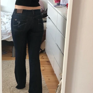 Low waist jeans - Low waist bootcut jeans i asnajs tvätt som tyvärr aldrig kommer till användning längre. Hål på varsitt knä! Midjemått: 80cm. Innerbenslängd: 87cm ❤️