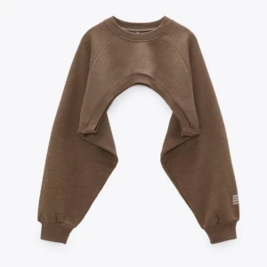 Tröja - cropped tröja i sweatshirt material i färgen brun. Helt ny!! Köpt för 229kr säljer för 89kr. För mer info eller frågor, skriv💓 Kan även fixa paketpris om man är intresserad av annat✨