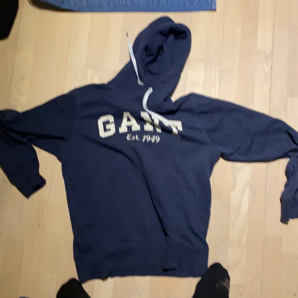 Gant hoodie storlek m ,cond 7/10 kom dm för mer info,färg mörkblå. Hoodies.