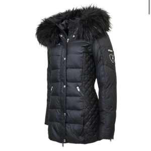 Rock and blue jacka storlek 36 - En figursydd jacka från rock and blue. Första bilden är en liknande modell då jag inte hittade den jag har men den ser typ exakt ut så. Köpt på bubbleroom för nått år sen och den är använd kanske två ggr. Vill ha den såld därav billigt pris är också öppen för prisförslag🥰❤️