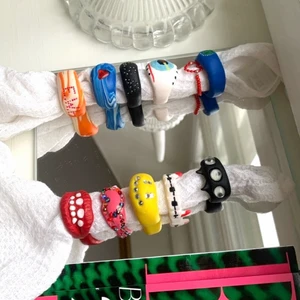 Stora ringar -  Jättefina och sköna att ha på sig (får dig sticka ut något ;) har ett jack på baksidan därav är det något justerbara. Ringarna varierar i pris, fåtal klara för att skickas just nu därav först till kvarn💘 kram!