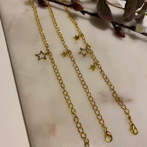 Guldiga armband  - Guldiga kedjearmband i olika varianter. Med valfri stjärnberlock. Storlek går att justera själv✨ Armband med 1 berlock = 35kr. 3 berlocker = 45 kr. frakt tillkommer🌟 kedjelängd: 17-19 cm. Går att ändra vid önskemål⚡️