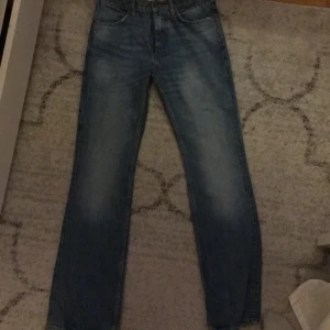 Zara jeans  - Köpte dessa men dem var försmå vid låren på mig, super snygga har endast provat dem en gång så dem är som nya🥰