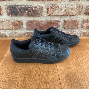 Adidas skor  - Snygga sneakers från Adidas, använda men i mycket bra skick. Storlek 36,5.   Nypris 999kr, Mitt pris 300 kr. Pris kan diskuteras.   Finns att hämta i Kungsbacka, kan även skickas om köparen betalar frakten.