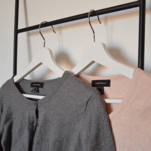 Två koftor - S/M🤍 - Två koftor från Primark , en i mellan grå och en i ljusrosa, 80:- för båda