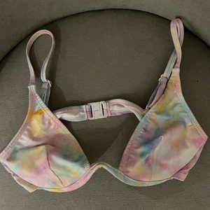 Bikiniöverdel - Superfin bikiniöverdel från Asos. Den är endast testad och säljer den pga för liten storlek. Nypris 199kr (tredje bilden är ifrån hemsidan)