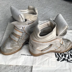 Isabel Marant strl 38 - Beiga Isabel Marant skor i strl 38. Använda men bra skick. Lite slitningar men fortfarande otroligt snygga och sköna. Säljes för 1000 kr. Nypris ca 4000kr. Äkta. Finns i Billdal, Göteborg, men kan mötas i centrala Göteborg eller fraktas.