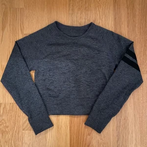 Stronger tröja  - En croopad träningströja från stronger. Den är aldrig använd vilket också är anledningen till att jag säljer den. Jag köpte den för 400 kr. Köparen står för frakt.