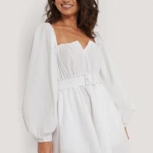 VIT STUDENTKLÄNNING - Köpt denna superfina klänning på NAKD för studenten! Strl 36 och den är slutsåld på hemsidan. Köpt för 399 och mitt pris är 299 aldrig använd och lapparna sitter kvar😁 