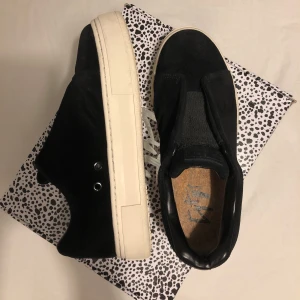 Eytys - Intressekoll på mina svarta Eytys i modellen doja mocka. Storlek 38. Köpta här på plick för 900 men de var lite för stora så säljer de vidare. Inga slitningar alls och väldigt fint skick