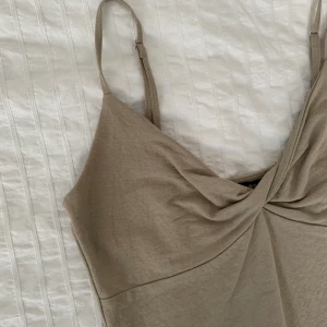 Bikbok Linne - Jätte fin linne från bikbok 🥰 jag har xs o den passar perfekt! Bandet går o justera. 