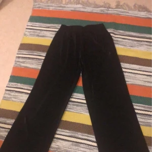 Fina utsvängda ginatricot byxor - Utsvängda silcky ginatricot byxor i stolek S, halt oanvänd 