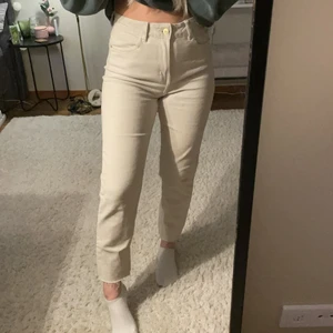 jeans, only - Skitsnygga beige momjeans från märket only. Jättesköna jeans. Knappt använda