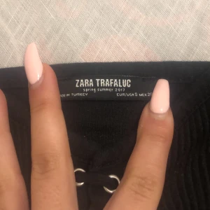 Zara - Hej! Säljer denna Mac tröja för att den inte använda längre Pris: 50kr utan frakt Originalpris: ca 100-200kr 