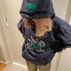 Vintage Hoodie  - Super snygg vintage hoodie med tryck på! Storlek XXL men sitter snarare som en L/XL. Cond: Bra-Mycket bra. Buda i kommentera! Startbud 100kr!  budgivningen avslutas 17/2 kl 15:00