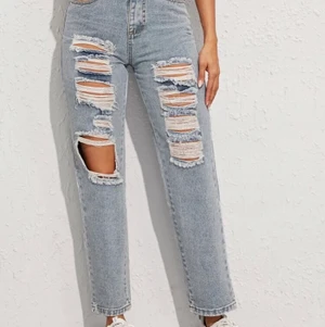 Jeans med hål - Jeans med hål från shein. Dom är lite oversize.Dom är jättefina, använda cirka 5 gånger. 