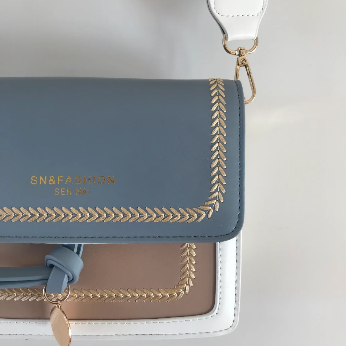 Liten blå och beige väska - 91