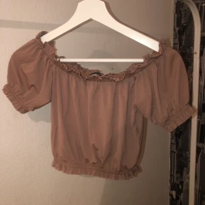 Topp - Säljer denna topp från gina tricot. Storlek xs. Säljer för 50kr eller bud om flera är intresserade☺️ frakt betalas av köparen!