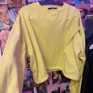 Collage tröja - En jättefin gulfärgad swatshirt med snöre i slutet av tröjan som man kan ha löst eller spänna hur man vill. Feån bikbok⚡️⚡️💕💕
