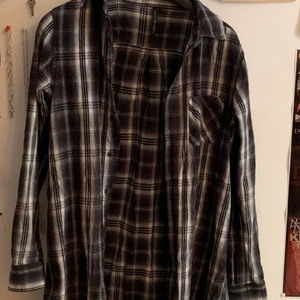 Lång flanellskjorta  - Lång svartvit flanellskojrta. Köpt second hand. 