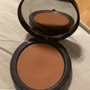 Bobbi Brown bronzer  - Färg deep 