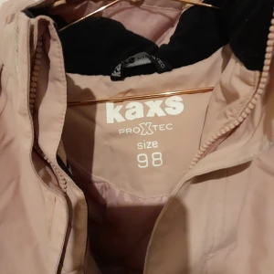 barn jacka. - Barn jacka , knappast använd och är i väldigt god skick.