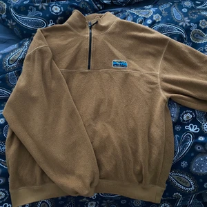 URBAN TEARS FLEECE - Brun fleece tröja som är köpt på junkyard köpt för 500kr. Använd ett par fåtal gånger och inget är fel på den! Jag kan mötas upp eller skicka. Betalning sker helst via swish och jag tar kort på paketen först innan jag postar dom och innan du behöver betala! ❤️