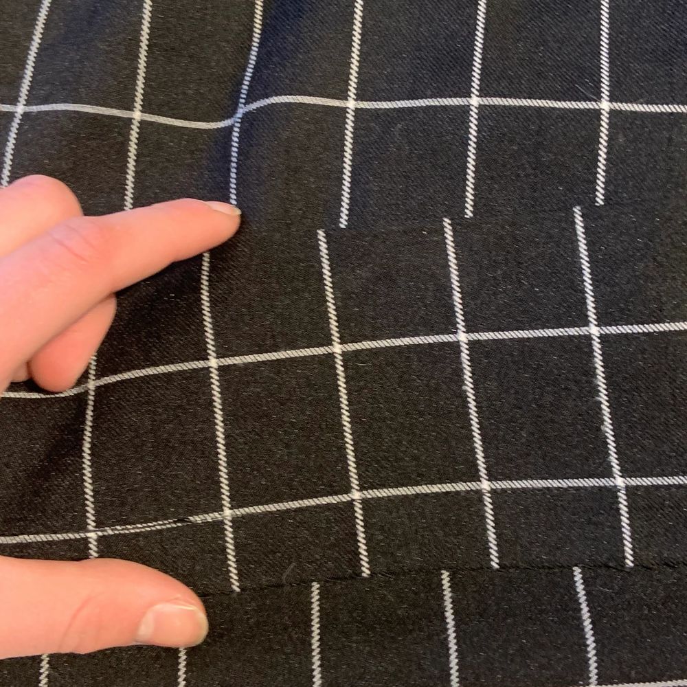 Säljer mina kostymbyxor i storlek 36. Jag skulle säga att dom är lite mindre i midjan än andra 36 byxor! Jag har sytt upp dom ca 7 cm (se bild 3) och nu är dom bra längd för mig som är 171/172 men dom går att släppa ner igen! Köparen står för frakten!🥰. Jeans & Byxor.