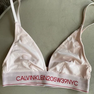 Calvin klein bralette - Jag säljer denna calvin klein bralette då den är för liten för mig, den är i bra skick och aldrig använd.