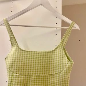 Grön rutig topp  - Grönt och vitt rutigt topp från Zara. Linnet är i väldigt bra skick och endast använt fåtal gånger. Linnet är i st M men är ganska tight så den passar både S-M