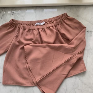 Blus/topp från nakd - En fin rosa/beige topp/blus från nakd! Strl xs. Köparen står för frakt. Skriv privat om du är intresserad eller för mer info🤎🤎🤎