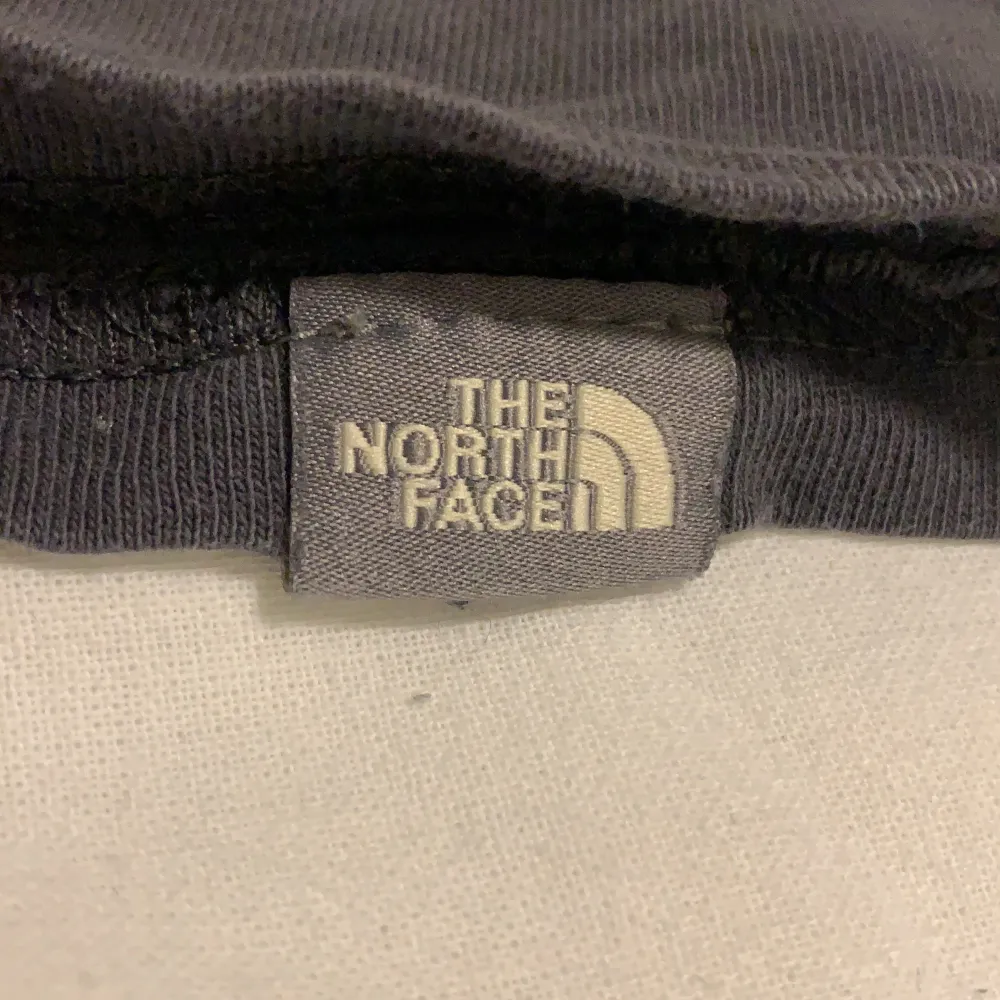 The north face t-shirt relativt ny inga hål eller så! Hör av er för intresse mvh Oliver❤️🙂. T-shirts.