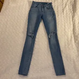 Tighta högmidjade jeans med hål från Dr.Denim i storlek XS 💙💙 Modell: Lexy Light Stone Destroyed. Jeansen är i mycket fint skick och är använda fåtal gånger 😚 Samfraktar gärna med andra plagg och betalning sker via Swish <33