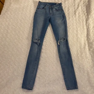 Jeans från Dr.Denim strl XS - Tighta högmidjade jeans med hål från Dr.Denim i storlek XS 💙💙 Modell: Lexy Light Stone Destroyed. Jeansen är i mycket fint skick och är använda fåtal gånger 😚 Samfraktar gärna med andra plagg och betalning sker via Swish <33