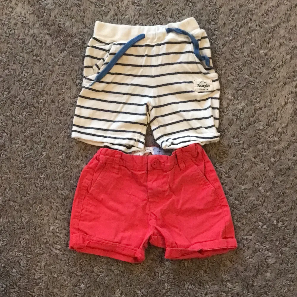 Röda shorts ”Holly & Whyte”, randiga från name it, båda i fint skick! 20:-/st eller båda för 30:-. Shorts.