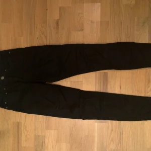 Acne jeans - Snygga svarta acnejeans i liten storlek (23/32). Sitter tajt och är i bra skick!